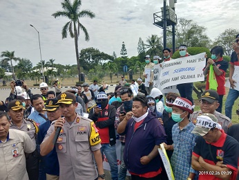 KAPOLRES BONTANG PIMPIN LANGSUNG PENGAMANAN AKSI DAMAI DI PT PKT BONTANG KAPOLRES BONTANG PIMPIN LANGSUNG PENGAMANAN AKSI DAMAI DI PT PKT BONTANG