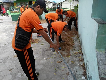 Kegiatan Jumat Bersih, Polres Bontang membersihkan Masjid, Gereja dan Pura