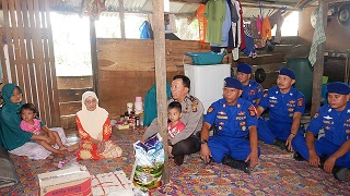 Polres Bontang Kunjungi Warga Kurang Mampu, Beri Bantuan Sembako