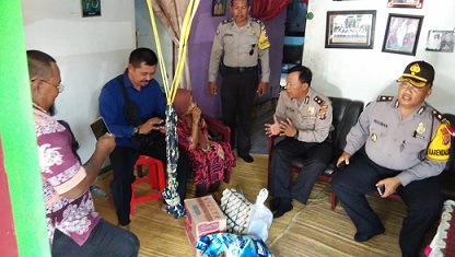 Polres Bontang Beri Bantuan Sembako Kepada Wanita Tuna Netra