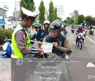 Hari Kedua Operasi Keselamatan, Polres Bontang Bagikan Brosur