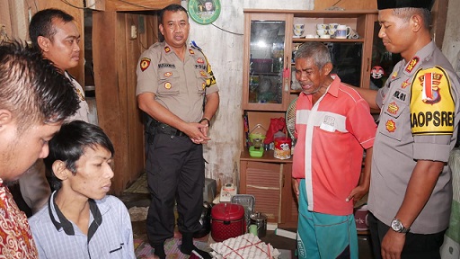 Jumat Berbagi, Sehari Polres Bontang Beri Bantuan Enam Warga Kurang mampu