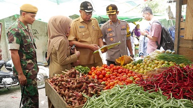 Forkopimda Tinjau Pasar, Pastikan Harga dan Stok Sembako Aman Hingga Lebaran