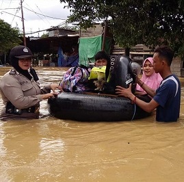 Aksi Polisi Wanita Polres Bontang, Bantu Korban Banjir Bontang