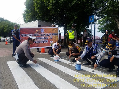Sambut Hari Bhayangkara, Kapolres Bontang Cat Marka Jalan dan Zebra Cross