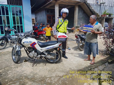 Program Samsat Delivery, Personil Polres Bontang Blusukan ke Rumah Warga.