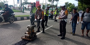Kapolres Pimpin Langsung Bhakti Sosial Tambal Jalan Berlubang