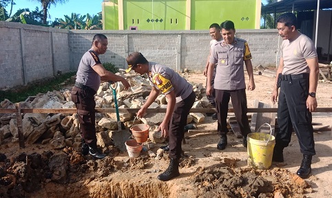 Polres Bontang Gelar Bhakti Religi, Kapolres Ikut Aduk Semen
