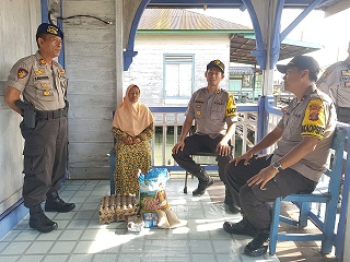 Peduli Sesama, Polres Bontang Beri Bantuan Warga Kurang Mampu dan Lansia