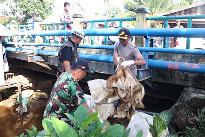 Peringatan HUT Bhayangkara Ke-73, Kapolres Bersihkan Sampah di Sungai Guntung