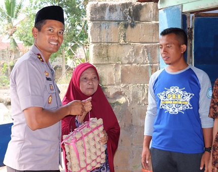 6 Orang Terima Sembako dari Kapolres Bontang