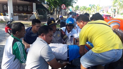Polisi Sigap Tolong Korban Kecelakaan Lalu Lintas