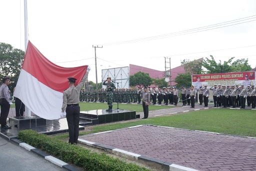 Jaga Soliditas, Di Bontang TNI – POLRI Gelar Upacara Gabungan