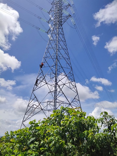Panjat Tower Setinggi 35 Meter, Wanita Ini Bikin Geger Warga Bontang