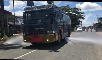 Penyemprotan Disinfektan Serentak, Polres Bontang Turunkan Water Cannon