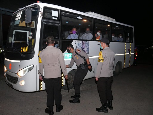 Cegah Covid-19, Kapolres Lakukan Pengecekan Bus Perusahaan