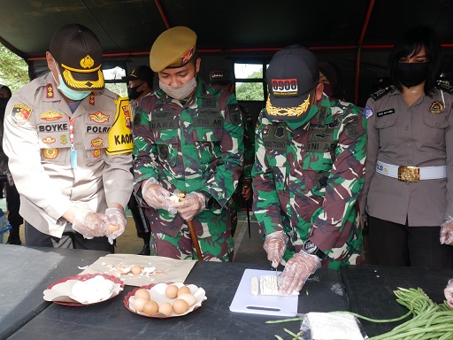 TNI-POLRI Kota Bontang, Terus Tunjukkan Kepeduliannya Kepada Warga Terdampak Covid-19