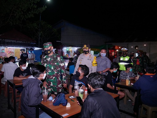 Ramai-Ramai Turun Ke Pasar Dan Cafe, TNI-Polri Disiplinkan Masyarakat Gunakan Masker