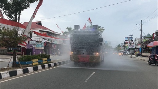 Jumlah Positif Covid-19 Meningkat, Polres Bontang Semprot Jalanan Dengan Disinfektan