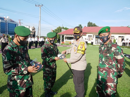 Jalin Sinergitas, Kapolres Bontang Serahkan Masker Berlogo TNI-POLRI