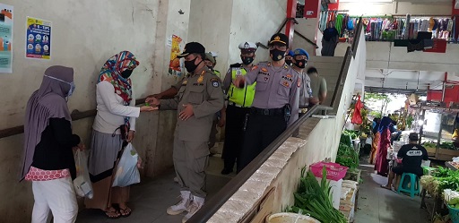 Cegah Penyebaran Covid-19, Tim Gabungan TNI-POLRI-Satpol PP Razia Di Pasar