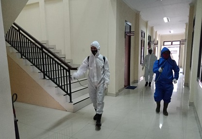 Mako Polisi Di Bontang Disemprot Cairan Disinfektan