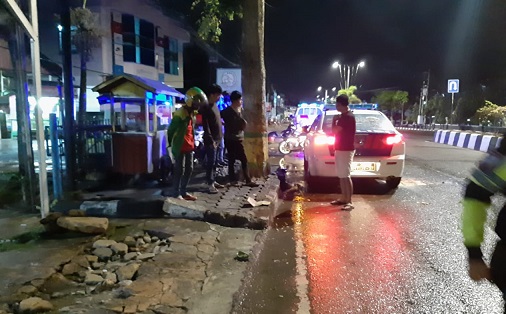 Hujan Lebat, Remaja 16 Tahun Tabrak Pohon, Pemotor Tewas