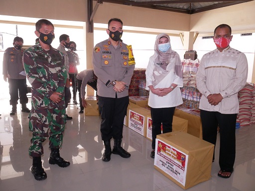 Peduli Warga Terdampak Covid-19, Polres Bontang Bagi Paket Sembako