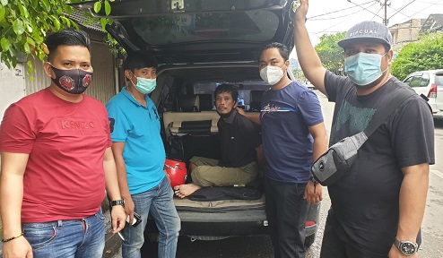 Polisi Tangkap Seorang Pria Sedang Service HP Di Counter