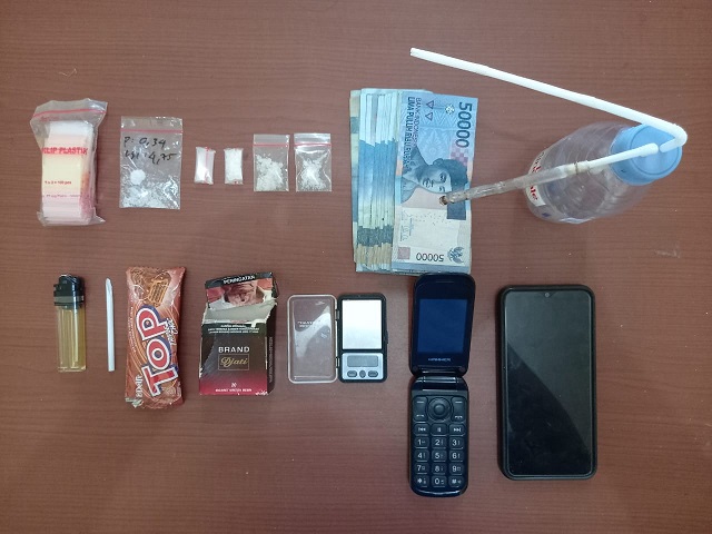 Gerebek Sebuah Rumah, Polisi Sita 5 Bungkus Sabu Dan Pemiliknya