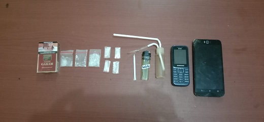 Pria Ini Tidak Berkutik, Saat Digeledah Polisi Di Kantong Celananya Di Temukan  Sabu