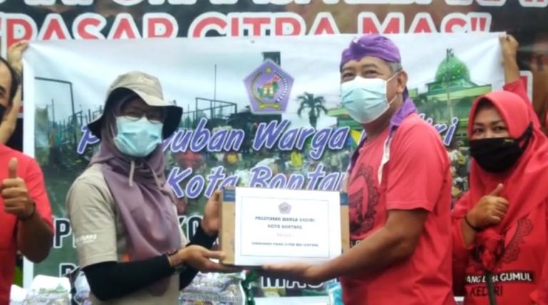 Peduli Sesama, Paguyuban Warga Kediri Berikan Bantuan Kepada Korban Kebakaran