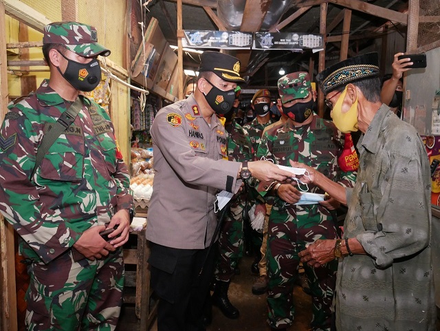 Peduli Covid-19, Kapolres – Dandim 0908 Bontang Bagi Masker
