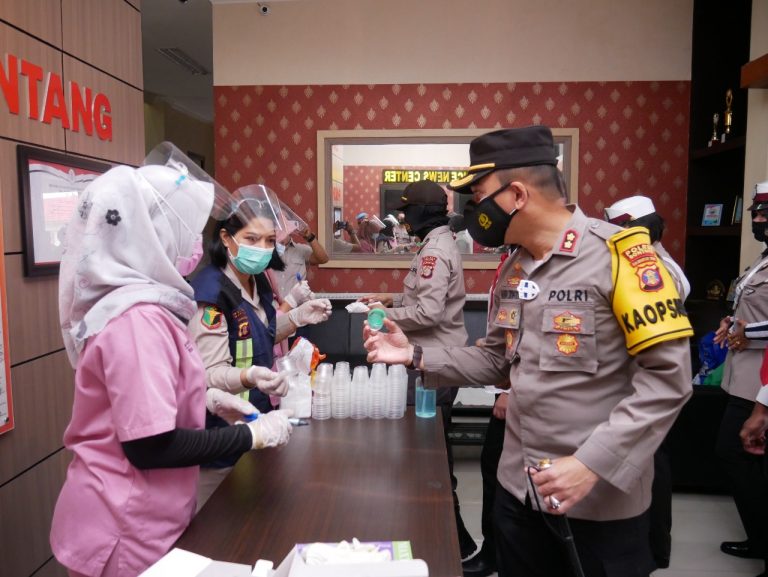 Usai Apel Pagi, Polres Bontang Gelar Tes Urine Anggotanya