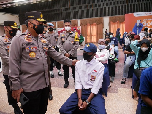 Wakapolda Kaltim Tinjau Gerai Vaksinasi di Bontang Dan Serahkan Bansos 10 Ton Beras