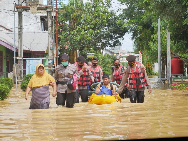 Polisi Wanita Turut Evakuasi Korban Banjir