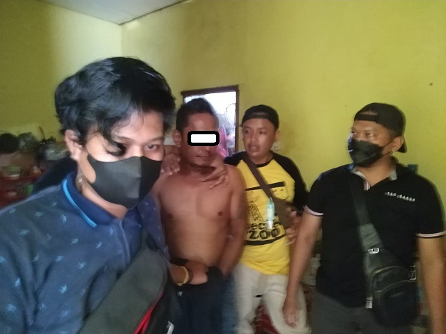 Tersinggung Istri Di Tegur, Pria Ini Tuimpas Leher Teman Kerja