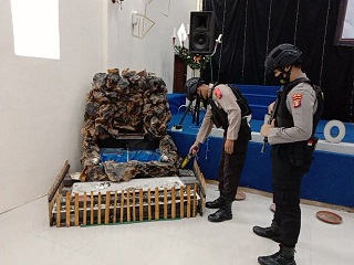 Jamin Ibadah Malam Natal, Polisi Lakukan Sterilisasi Gereja