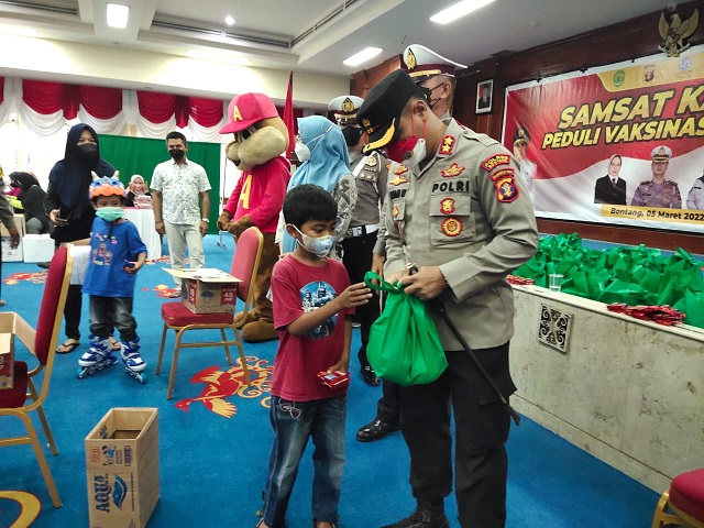 Tinjau Pelaksanaan Gerai Vaksin Samsat Kaltim Peduli Vaksinasi , Kapolres Bontang Bagikan Bingkisan Untuk Anak – Anak