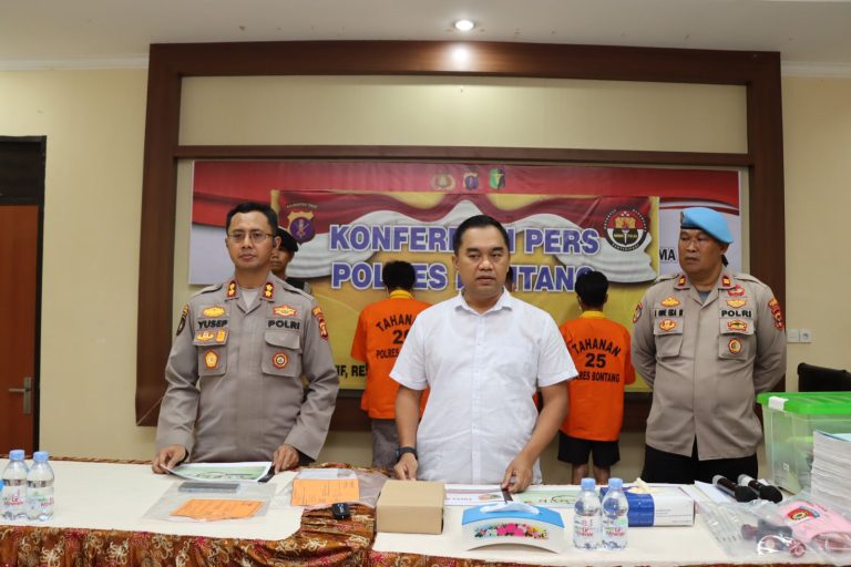 Polres Bontang Press Release kasus tindak pidana korupsi pembebasan lahan laboratorium Kesehatan Kota Bontang tahun anggaran 2012