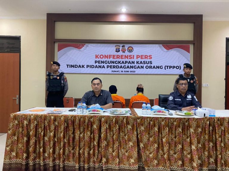 Polres Bontang Menggelar Press Release Kasus TPPO Dengan Menghadirkan Dua Tersangka