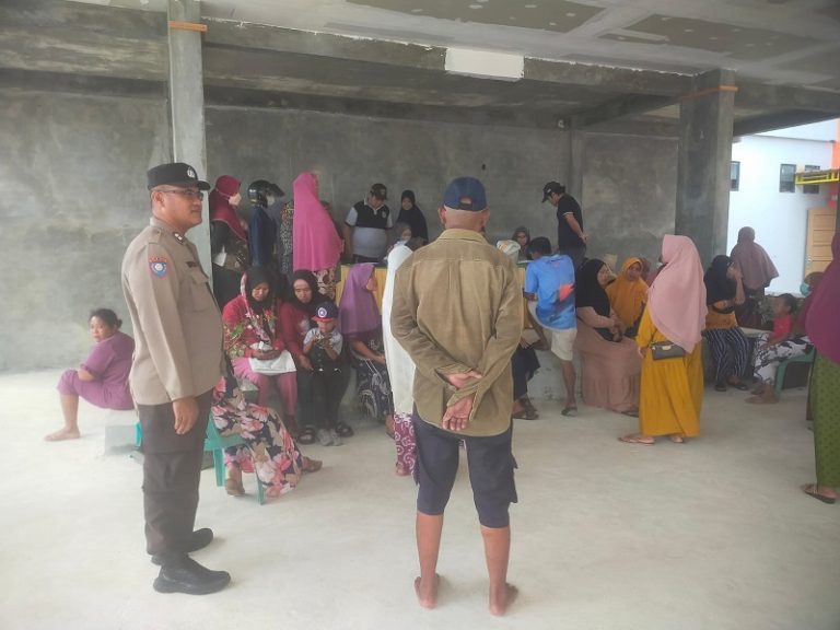 Bhabinkamtibmas Tanjung Laut Indah monitoring Penerima Bantuan Beras Buloq