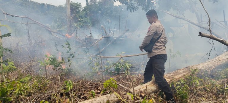 Kebakaran Lahan Terjadi Lagi Bhabinkamtibmas Ingatkan Warga Jangan membakar Sampah dekat Lahan Kosong