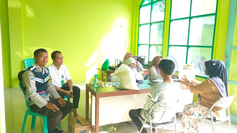 Bhabinkamtibmas Berbas Tengah monitoring Pendistribusian Program Bantuan Pangan Pemerintah (CBP-2023)