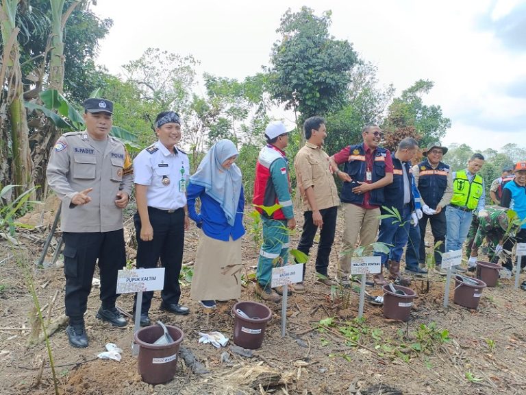Jaga Kelestarian Lingkungan Bhabinkamtibmas Bontang Lestari Hadiri Penanaman Pohon Aren