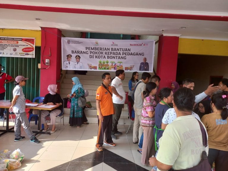 Pembagian Bantuan Barang Pokok Dari DKUKMP Bhabinkamtibmas Telihan Ajak Masyarakat Ikut Mengawasi Penyalurannya