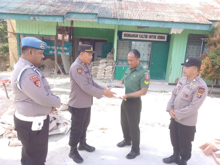 Jaga Sinergisitas TNI Polri, Personil Polsek Muara Badak Memberikan Ucapan Selamat HUT TNI ke-78