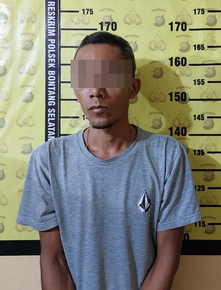 Duduk Santai di Teras Rumah Pengedar Sabu Ditangkap Polisi