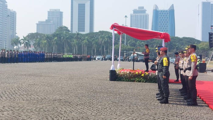 Kapolri Pimpin Apel Gelar Pasukan Operasi Mantap Brata 2023-2024
