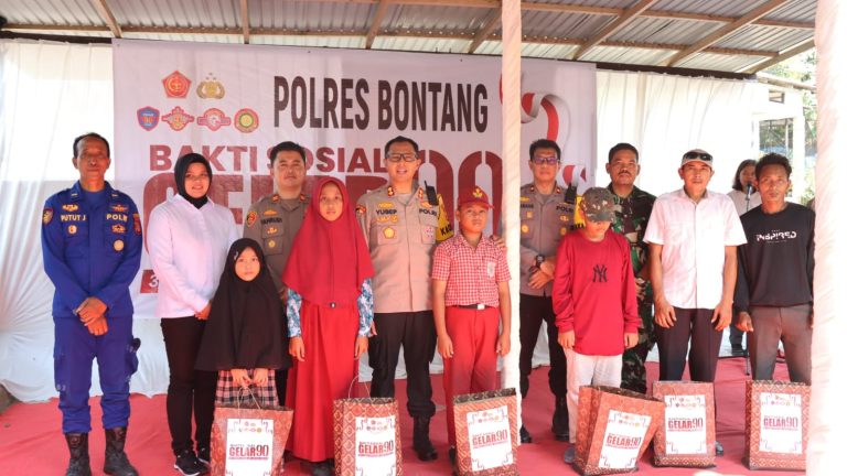 Bakti Sosial AKABRI TNI – Polri angkatan 90, Polres Bontang Bagikan Paket Sembako dan Paket Pendidikan Kepada Warga Marangkayu